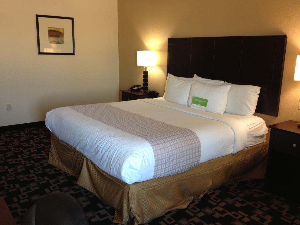 La Quinta Inn And Suites Joshua 외부 사진