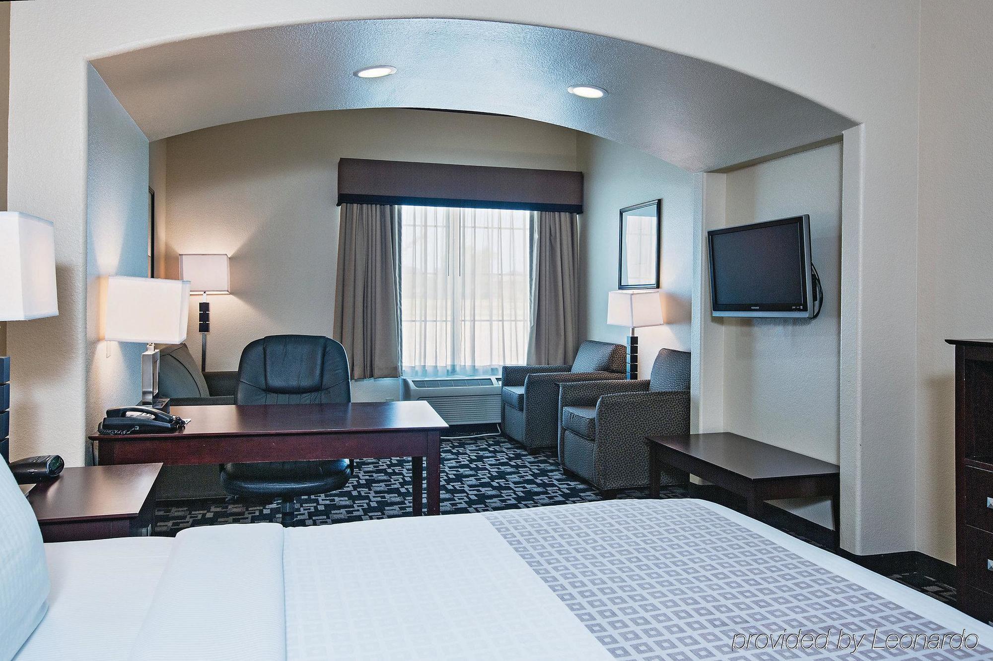 La Quinta Inn And Suites Joshua 외부 사진