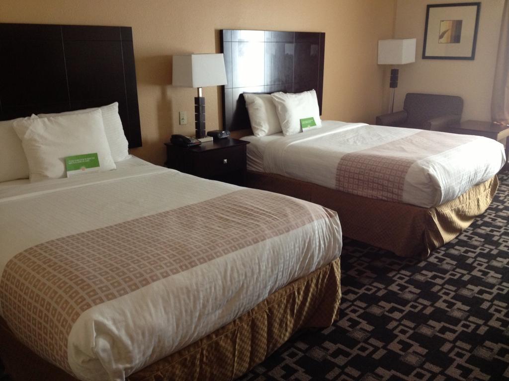 La Quinta Inn And Suites Joshua 객실 사진