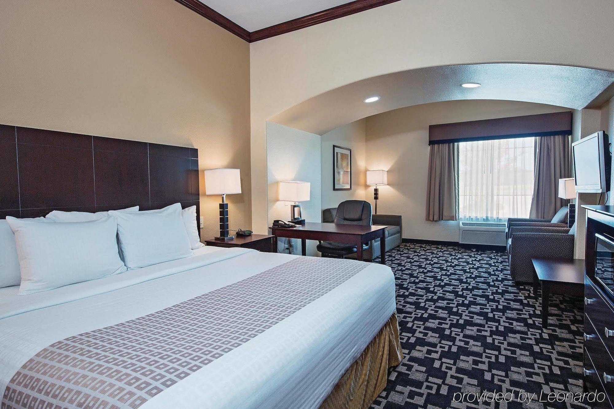 La Quinta Inn And Suites Joshua 외부 사진